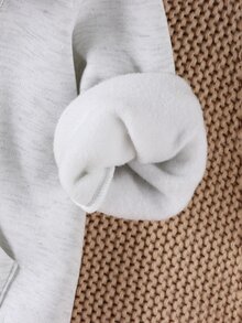 Elladie kids 兒童灰色連帽拉鍊外套，整體灰色休閒衛衣搭配豹紋對比設計內裡。全開襟拉鍊方便穿脫；胸前飾有3D刺繡Logo，白色羅紋袖口與下擺配對比色，前方大캥格魯口袋，簡約休閒風格，秋冬新款校服，適合日常穿著與外出 - 灰色 - 查看 7