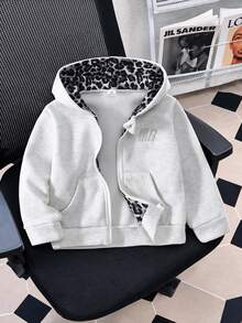 Elladie kids 兒童灰色連帽拉鍊外套，整體灰色休閒衛衣搭配豹紋對比設計內裡。全開襟拉鍊方便穿脫；胸前飾有3D刺繡Logo，白色羅紋袖口與下擺配對比色，前方大캥格魯口袋，簡約休閒風格，秋冬新款校服，適合日常穿著與外出 - 灰色 - 查看 3