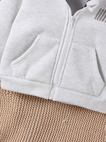 Elladie kids 兒童灰色連帽拉鍊外套，整體灰色休閒衛衣搭配豹紋對比設計內裡。全開襟拉鍊方便穿脫；胸前飾有3D刺繡Logo，白色羅紋袖口與下擺配對比色，前方大캥格魯口袋，簡約休閒風格，秋冬新款校服，適合日常穿著與外出 - 灰色 - 查看 5