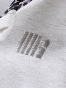Elladie kids 兒童灰色連帽拉鍊外套，整體灰色休閒衛衣搭配豹紋對比設計內裡。全開襟拉鍊方便穿脫；胸前飾有3D刺繡Logo，白色羅紋袖口與下擺配對比色，前方大캥格魯口袋，簡約休閒風格，秋冬新款校服，適合日常穿著與外出 - 灰色 - 查看 6