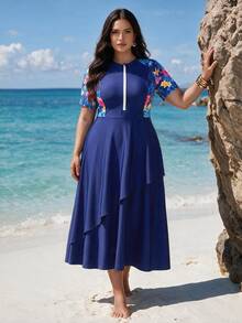 SHEIN Swim Conjunto de traje de baño elegante y modesto para mujer talla grande, 2 piezas, vestido suelto con estampado aleatorio, manga corta, cremallera delantera y abertura, con shorts de color liso, azul marino, estilo tropical - Azul Marino - Ver 2