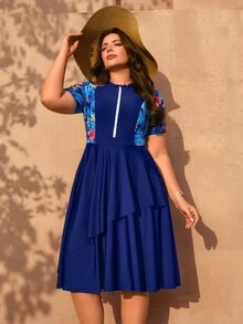 SHEIN Swim Conjunto de traje de baño elegante y modesto para mujer talla grande, 2 piezas, vestido suelto con estampado aleatorio, manga corta, cremallera delantera y abertura, con shorts de color liso, azul marino, estilo tropical - Azul Marino - Ver 5