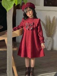 SHEIN 女童秋冬休閒優雅度假風 3D 格紋蝴蝶結小立領荷葉邊長袖拼接娃娃裙 燈芯絨質感洋裝 酒紅色 適合聖誕節、新年、日常休閒、街頭派對聚會 童裝紅裙 - 酒紅色 - 查看 7