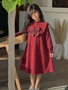 SHEIN 女童秋冬休閒優雅度假風 3D 格紋蝴蝶結小立領荷葉邊長袖拼接娃娃裙 燈芯絨質感洋裝 酒紅色 適合聖誕節、新年、日常休閒、街頭派對聚會 童裝紅裙 - 酒紅色 - 查看 5