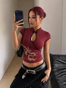 StreetHx 女款秋冬杏色新中式風格青蛙鈕扣裝飾龍圖案修身舒適街頭風Y2K復古2000年代短袖立領T恤 - 紅色 - 查看 1