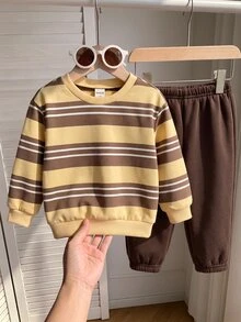 SHEIN Bubblio Baby Boy Casual Minimalist Loose Comfortable Yellow Brown Striped Print Crew Neck Pullover Sweatshirt Brown Solid Color Comfortable Loose Sweatpants Sweatshirt Set Suitable For Autumn/Winter Suitable For Outings Suitable For Parties Suitable For Holidays - Yellow - View 3