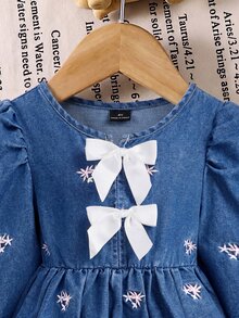SHEIN 女童刺繡泡泡袖長袖蝴蝶結裝飾牛仔上衣與牛仔褲休閒套裝 牛仔女孩風格 可愛風 - 藍色 - 查看 4