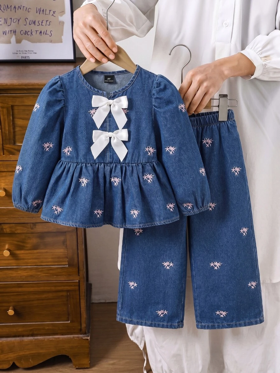 SHEIN 女童刺繡泡泡袖長袖蝴蝶結裝飾牛仔上衣與牛仔褲休閒套裝 牛仔女孩風格 可愛風 - 藍色 - 查看 1