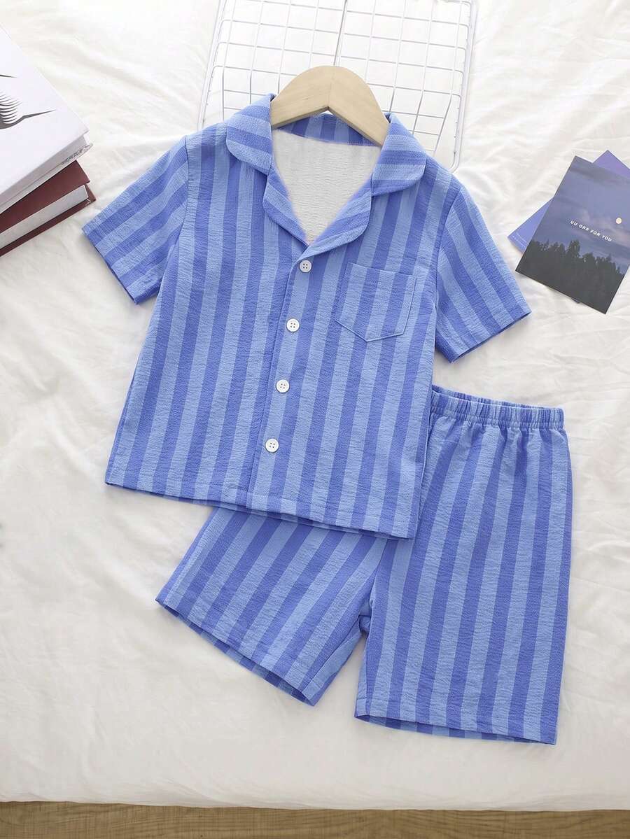 小男孩條紋短袖單排扣上衣與短褲家居服