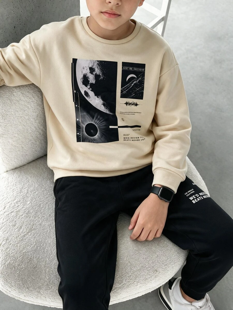SHEIN 兒童青少年男孩休閒運動街頭風百搭外太空圖案卡其色圓領套頭衛衣與長褲套裝,適合通勤、上學、日常休閒外出、運動,秋冬款 - 卡其色 - 查看 1