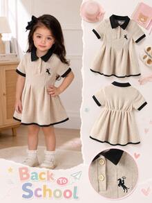 SHEIN 女童 Polo 拼色洋裝，春秋新款，Polo 領短袖 A 字裙，米色主色調，領口、袖口與下擺黑色飾邊，門襟兩顆黃色鈕扣，左胸小馬刺繡，裙擺百褶設計，俏皮貼身，簡約學院風，適合日常穿著與外出 - 杏色 - 查看 4