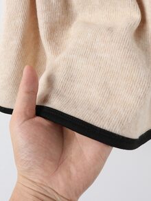 SHEIN 女童 Polo 拼色洋裝，春秋新款，Polo 領短袖 A 字裙，米色主色調，領口、袖口與下擺黑色飾邊，門襟兩顆黃色鈕扣，左胸小馬刺繡，裙擺百褶設計，俏皮貼身，簡約學院風，適合日常穿著與外出 - 杏色 - 查看 8