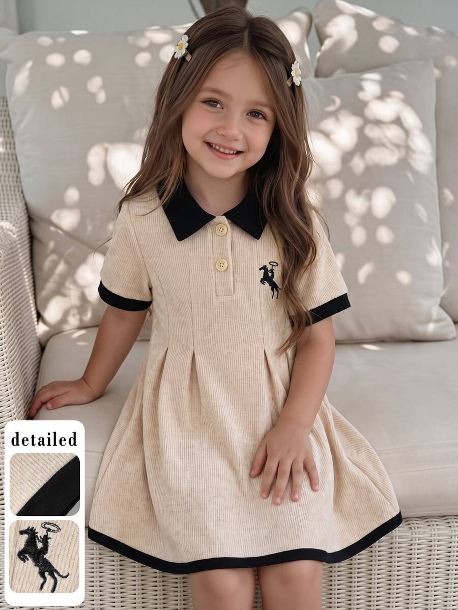 SHEIN 女童 Polo 拼色洋裝,春秋新款,Polo 領短袖 A 字裙,米色主色調,領口、袖口與下擺黑色飾邊,門襟兩顆黃色鈕扣,左胸小馬刺繡,裙擺百褶設計,俏皮貼身,簡約學院風,適合日常穿著與外出 - 杏色 - 查看 1