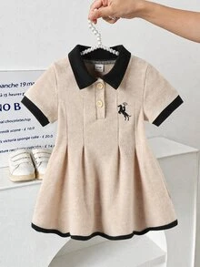 SHEIN 女童 Polo 拼色洋裝，春秋新款，Polo 領短袖 A 字裙，米色主色調，領口、袖口與下擺黑色飾邊，門襟兩顆黃色鈕扣，左胸小馬刺繡，裙擺百褶設計，俏皮貼身，簡約學院風，適合日常穿著與外出 - 杏色 - 查看 5