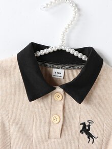 SHEIN 女童 Polo 拼色洋裝，春秋新款，Polo 領短袖 A 字裙，米色主色調，領口、袖口與下擺黑色飾邊，門襟兩顆黃色鈕扣，左胸小馬刺繡，裙擺百褶設計，俏皮貼身，簡約學院風，適合日常穿著與外出 - 杏色 - 查看 7