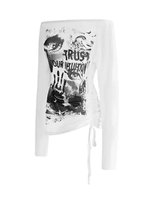 ROMWE Grunge Punk تي شيرت نسائي بأكمام طويلة وكتف مكشوف بطبعة صليب وحروف بأسلوب بانك رومانسي - أبيض - مشاهدة 3