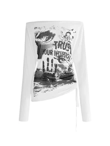 ROMWE Grunge Punk تي شيرت نسائي بأكمام طويلة وكتف مكشوف بطبعة صليب وحروف بأسلوب بانك رومانسي - أبيض - مشاهدة 1