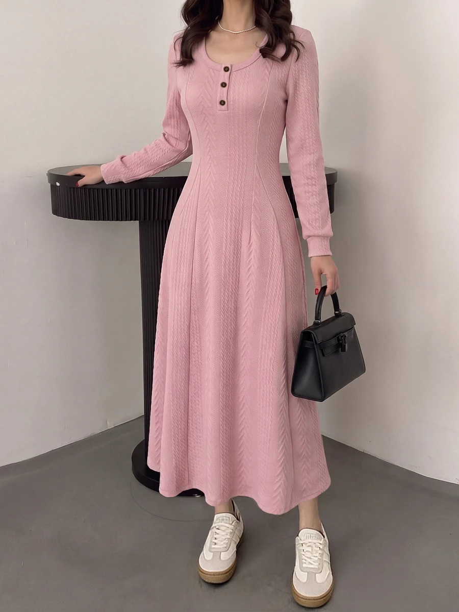 Modelyn 秋季/紋理提花圓領長袖洋裝，3顆鈕扣，休閒浪漫寬鬆喇叭下擺，早午餐穿搭，灰粉色