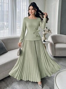 Modelyn Gaun Lipit Wanita Elegan Warna Polos dengan Dekorasi Bunga 3D - Hijau - View 1