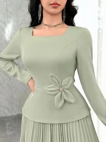 Modelyn Gaun Lipit Wanita Elegan Warna Polos dengan Dekorasi Bunga 3D - Hijau - View 6