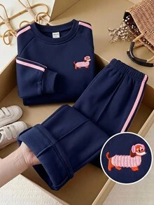SHEIN طقم سويت شيرت مطرز بجرو باللون الأزرق الداكن للفتيات الصغيرات، ملابس علوية مع شريط وردي جانبي + بنطال واسع الساق، طقم كاجوال فضفاض من قطعتين للربيع والخريف - أزرق غامق - مشاهدة 3