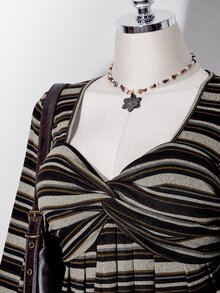 SHEIN ICON 女款大尺碼秋冬復古性感千禧風Y2K日常簡約休閒甜心領棕色條紋喇叭袖打結T恤 - 棕色 - 查看 6