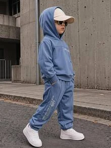SHEIN 2件組 男童休閒運動學院街頭風可愛酷感字母印花連帽衛衣＋長褲，適合日常穿著、上學、旅行、運動，春秋款，簡約設計，舒適時尚，實用且有型的男童衣櫥首選 - 霧霾藍 - 查看 4