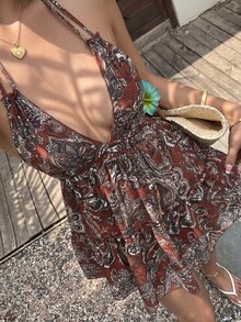 Sunnyshic 女款春夏休閒歐式輕盈波希米亞度假日常百搭時尚波西米亞印花露背繫帶蝴蝶結掛脖洋裝沙灘棕色 - 紅木色 - 查看 8