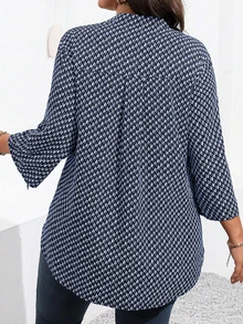 EMERY ROSE Big Size V-Neck Geometric Print Short-Sleeved Curved Hem Loose Top. Suitable For Casual Office Or Commuting Wear. Only Available In Shirt Form. - Navy Blue - View 2