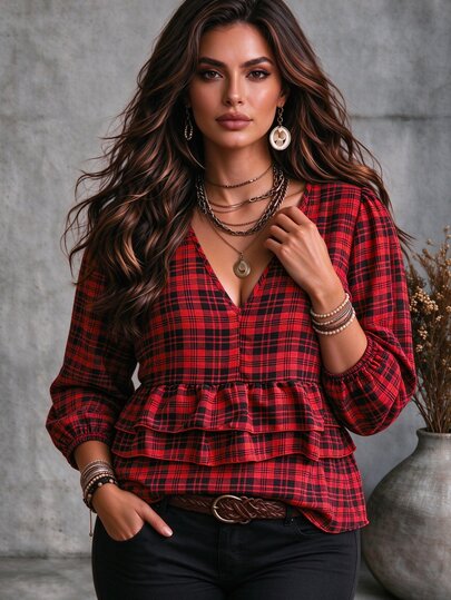 Ceyna Camisa de Mulher Plus Size com Bainha em Estilo Bolo Xadrez, Estampa Xadrez Contrastante Vermelha e Preta, Decote V Profundo, Punhos Elásticos Lanterna, Novo Estilo de Início de Outono, Bainha com Babados de Dupla Camada para Maior Sobreposição, Estilo Casual e Doce, Adequada para Deslocações Diárias, Passeios de Fim de Semana, Descomplicada e Atmosférica