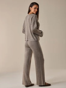 SHEIN طقم نسائي من كنزة بياقة على شكل حرف V وأكمام واسعة مزينة بالتفاصيل مع بنطال - بيج - مشاهدة 3