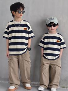 SHEIN Little Byeori 2件組兒童青少年男童休閒百搭圓領套頭寬鬆短袖黑白條紋T恤與寬鬆黑色長褲針織套裝，運動套裝，Y2K套裝，黑色T恤套裝，基本上衣，基本下裝，夏季短褲，夏季穿搭，夏季衣物，男童套裝兒童套裝，適合春夏季，外出，情人節，旅行，度假，家庭聚會，返校季，婚禮季，晚會，運動，生日派對 - 彩色 - 查看 2