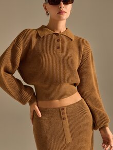 CLARA VERO طقم تنورة ماكسي محبوكة بياقة بولو، قصة عادية، للشارع أو المكتب، خصر مزين بأزرار، تفاصيل جيوب - بني - مشاهدة 4