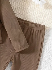 SHEIN 女童咖啡棕色羅紋兩件式套裝，拉鍊連帽外套搭配喇叭褲，休閒秋季運動服套裝，適合日常、戶外、學校穿著 - 卡其色 - 查看 12