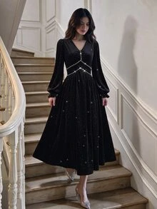 NOVVYNE 女款黑色天鵝絨銀色點綴V領水鑽長袖收腰優雅浪漫洋裝 - 黑色 - 查看 9