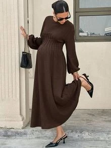 MaterniWear فستان حمل بسيط وعصري بنسيج مجعد وخصر مشدود أنيق وراقي لجلسات التصوير الخريفية - بني - مشاهدة 4