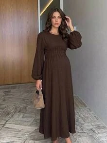 MaterniWear فستان حمل بسيط وعصري بنسيج مجعد وخصر مشدود أنيق وراقي لجلسات التصوير الخريفية - بني - مشاهدة 5