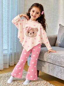 SHEIN 2pcs/Set Baju Anak Perempuan Balita Lengan Panjang Asimetris Leher Sedang & Celana Panjang Mengembang, Atasan dengan Dekorasi Motif Beruang, Atasan dan Celana dengan Desain Hati yang Serasi, Modis dan Mewah, Cocok untuk Musim Semi dan Gugur, Sempurna untuk Pemakaian Sehari-hari, Memberikan Berbagai Pilihan untuk Lemari Pakaian Bayi dan Aktivitas Sehari-hari - Berwarna merah muda - View 3