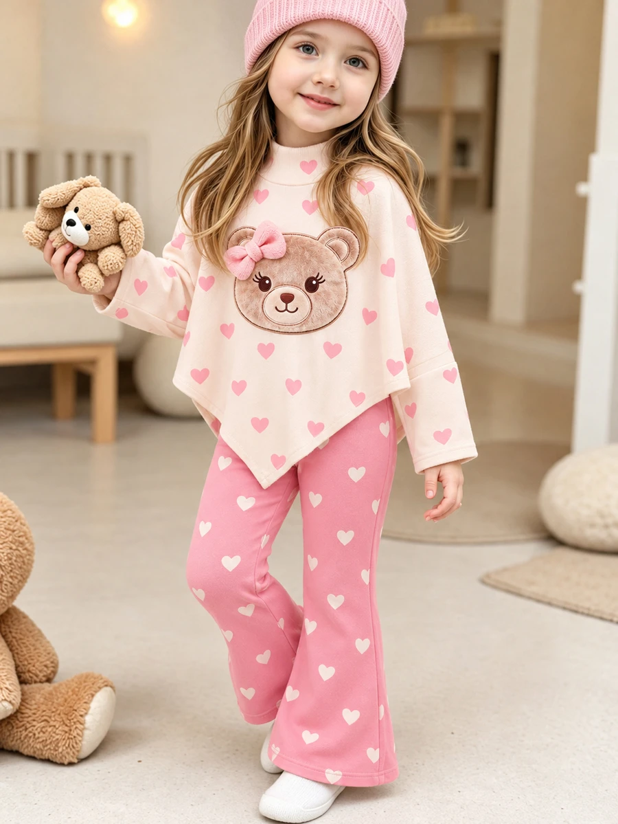 SHEIN 2pcs/Set Baju Anak Perempuan Balita Lengan Panjang Asimetris Leher Sedang & Celana Panjang Mengembang, Atasan dengan Dekorasi Motif Beruang, Atasan dan Celana dengan Desain Hati yang Serasi, Modis dan Mewah, Cocok untuk Musim Semi dan Gugur, Sempurna untuk Pemakaian Sehari-hari, Memberikan Berbagai Pilihan untuk Lemari Pakaian Bayi dan Aktivitas Sehari-hari - Berwarna merah muda - View 1