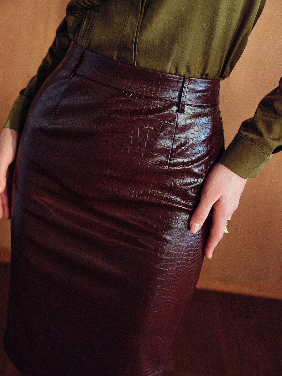 MOTF PREMIUM SEXY ELEGANT PU MATERIAL BACK SLIT BODYCON MINI SKIRT WITH SUBTLE PATTERN - Coffee Brown - View 2