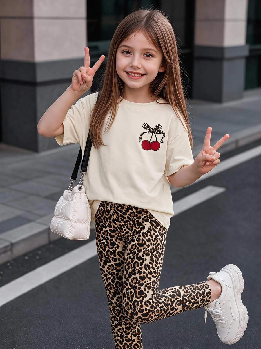 SHEIN 女童時尚清新簡約豹紋蝴蝶結櫻桃圖案基礎短袖T恤與內搭褲套裝