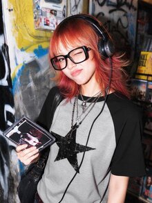 Attitoon 經典灰色星星圖案女款修身落肩袖T恤 夏季街頭風 Y2K 休閒城市度假復古撞色圓領上衣 日常穿搭 - 淺灰色 - 查看 4