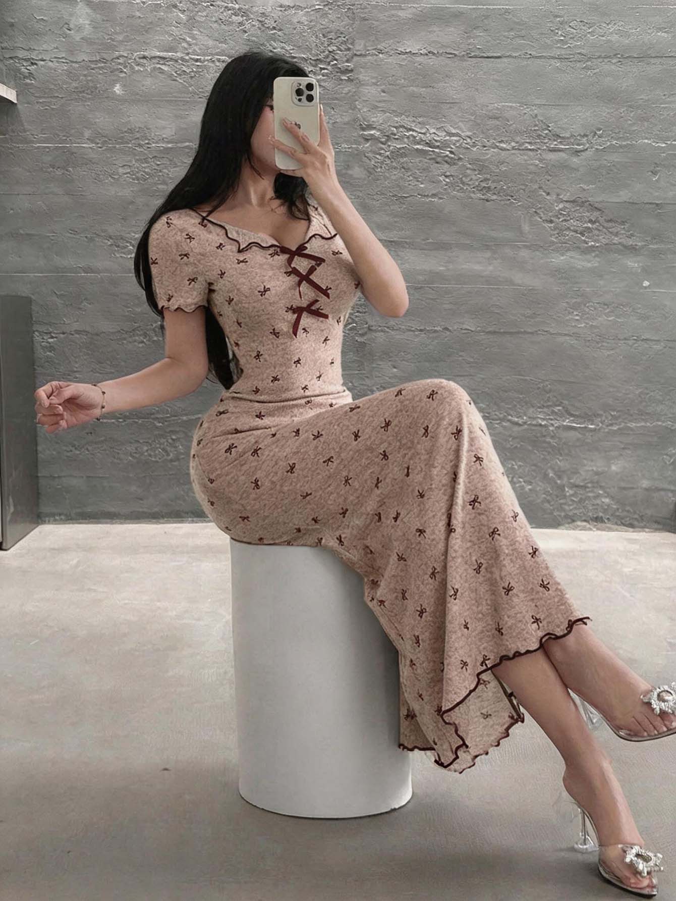Feyla 優雅浪漫可愛女款粉色花卉貼身長洋裝,心形領口短袖,休閒日常夏季白天穿著 - 藕粉色 - 查看 1