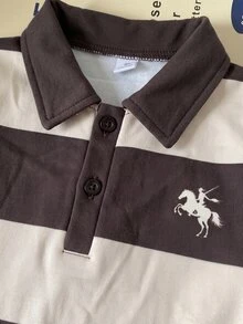 SHEIN 2件組小男孩套裝，兒童針織舒適長袖 Polo 2合1衛衣，時尚帥氣小童中童胸前印花小眾設計上衣，搭配卡其色休閒長褲，彈性腰頭設計，寬鬆版型，適合秋季度假、上學、日常外出等場合 - 咖啡 - 查看 4