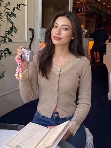 Serisse 女款蕾絲拼接前扣針針織上衣 日常約會日穿 粉色與白色 秋季法式優雅 - 杏色 - 查看 5