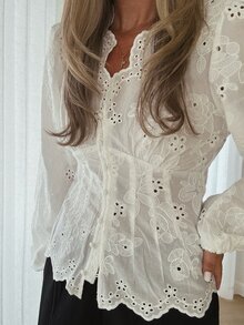 Serisse 女款白色花卉刺繡長袖襯衫，優雅鈕扣前襟修身腰線波浪邊上衣，適合派對、婚禮賓客、外出、工作辦公室、秋季穿著 - 白色 - 查看 2