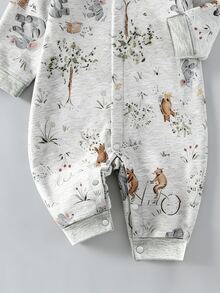 SHEIN Vintaside Kids 这款柔软舒适的长袖婴儿连体衣专为0-18个月的男婴设计，采用2026春夏新款时尚基础款，做工精良，饰有可爱的森林大象派对数码印花，充满萌趣气息。它是一款新生儿一体式服装，采用全开襟按扣设计，方便穿脱，适合宝宝日常休闲、度假和旅行穿着。 - 淺灰色 - 查看 5