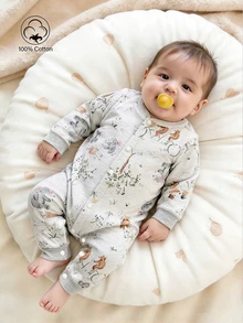 SHEIN Vintaside Kids 这款柔软舒适的长袖婴儿连体衣专为0-18个月的男婴设计，采用2026春夏新款时尚基础款，做工精良，饰有可爱的森林大象派对数码印花，充满萌趣气息。它是一款新生儿一体式服装，采用全开襟按扣设计，方便穿脱，适合宝宝日常休闲、度假和旅行穿着。 - 淺灰色 - 查看 4