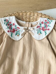 SHEIN Playful Pals 女嬰連身褲 蝴蝶領長袖 可愛蝴蝶田園風 米色花卉刺繡梭織款 秋季家庭拍照穿搭 舒適保暖 - 卡其色 - 查看 7