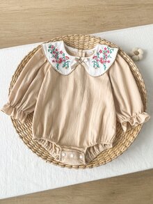 SHEIN Playful Pals 女嬰連身褲 蝴蝶領長袖 可愛蝴蝶田園風 米色花卉刺繡梭織款 秋季家庭拍照穿搭 舒適保暖 - 卡其色 - 查看 4